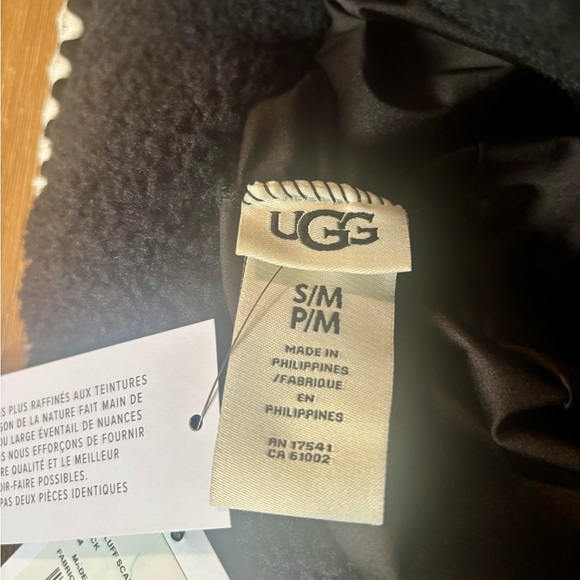 Brand new UGG Black Bucket Hat with White scalloped Edges - Picture 4 of 5